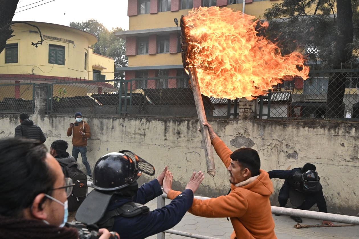 एमालेका कार्यकर्ताले गरे प्रधानमन्त्री देउवाको पुतला दहन (फोटो फिचर)